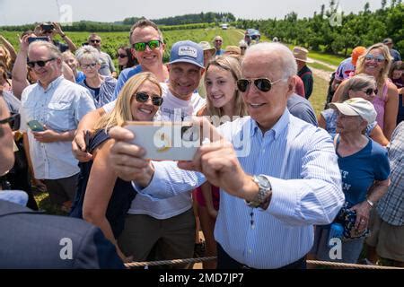 Reportaje El Presidente Joe Biden Posa Para Una Foto Con El Presidente