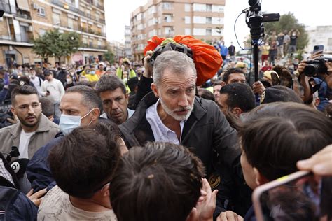 Los Reyes Se Quedan Escuchando A Los Vecinos De Paiporta En Medio De La