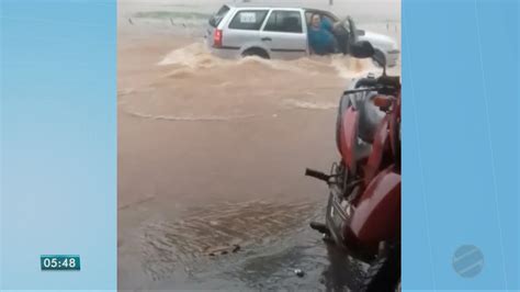 Temporal causa estragos carros são arrastados e bombeiros resgatam 3