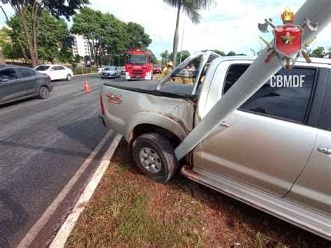 Caminhonete Sai Da Pista E Colide Poste Na Asa Norte Jornal De