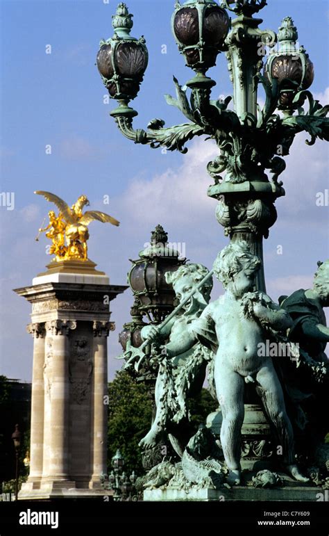 Statues de pont alexandre iii hi-res stock photography and images - Alamy