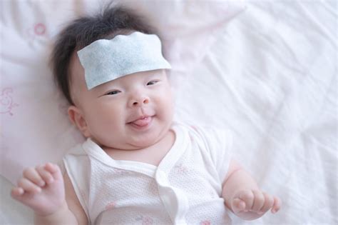 Un Bebe Con Fiebre Foto Premium