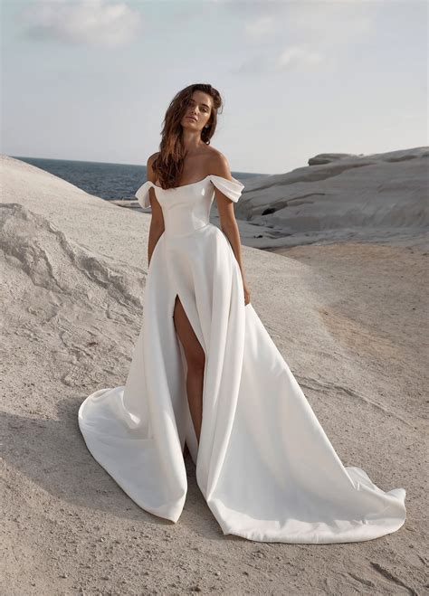 22 Elegant Wedding Dresses For A Timeless Bridal Look