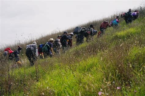 5 000 LJUDI IDE PEŠKE KA SAD Karavan migranata krenuo iz Meksiko