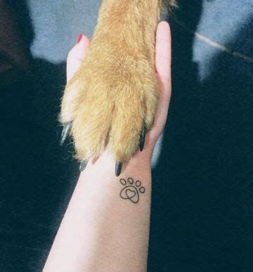 Simbolicos y personales tatuajes de patitas de perro