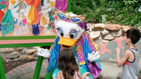 Video Daisy Ducks New Design Studio Meet And Greet At Donalds Dino