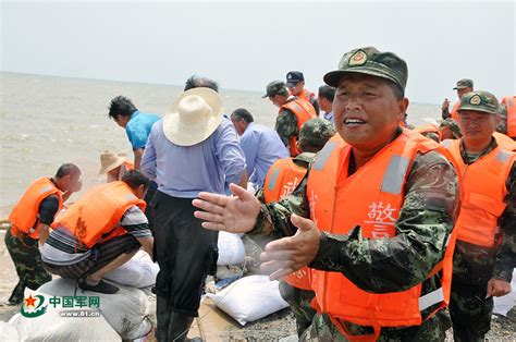 抗洪大堤上的那些眼神 中国军网