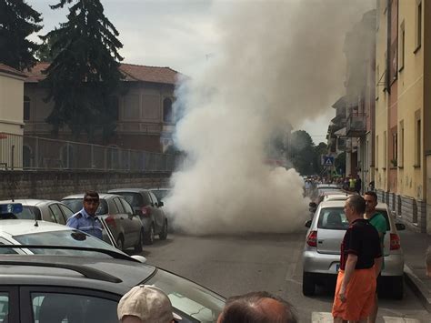 Corsico Il Motore Dellauto Prende Fuoco Paura In Centro Corriere It