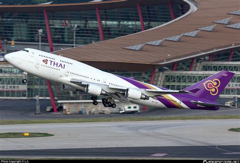 Hs Tgg Thai Airways International Boeing D Photo By L S Id