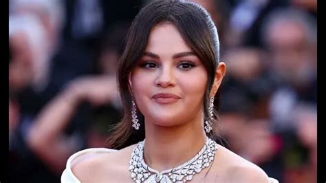 Selena Gomez Hits Back At Plastic Surgery Rumors Leave Me Alone Youtube