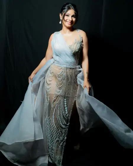 Tanishaa Mukerji Hot Pics And Photo In Saree