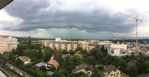 Storm making its way over Geneva, Switzerland [7460x3868] : r/WeatherPorn