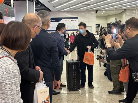 高鐵復運｜首班往深圳北7時出發 乘客興奮登車：專誠嚟感受吓 星島日報