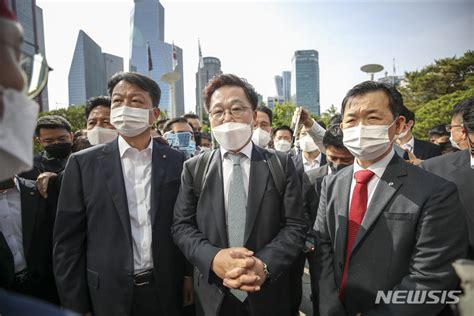 금융산업노조와 마주한 강석훈 신임 산업은행 회장 네이트 뉴스