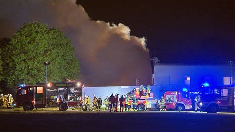 Feuerwehr bekämpft Brand in Kempen Fotos