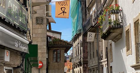 El Casco Vello de Vigo engalanado para iniciar este sábado la