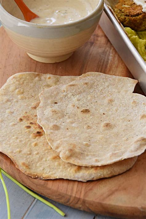 Falafel De Lentejas Con Salsa De Yogurt Y Pan Chapati Pan Indio