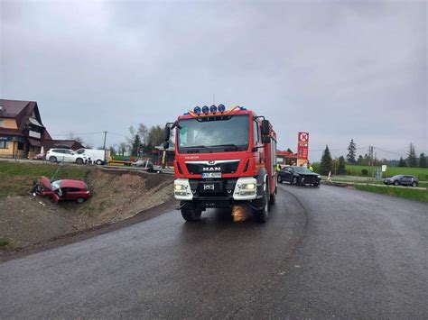 Zderzenie na zakopiance w Rdzawce Samochód wpadł do rowu ZDJĘCIA