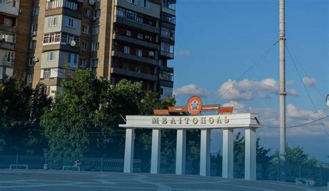 explosion hit russian seized melitopol city   eve  referendums