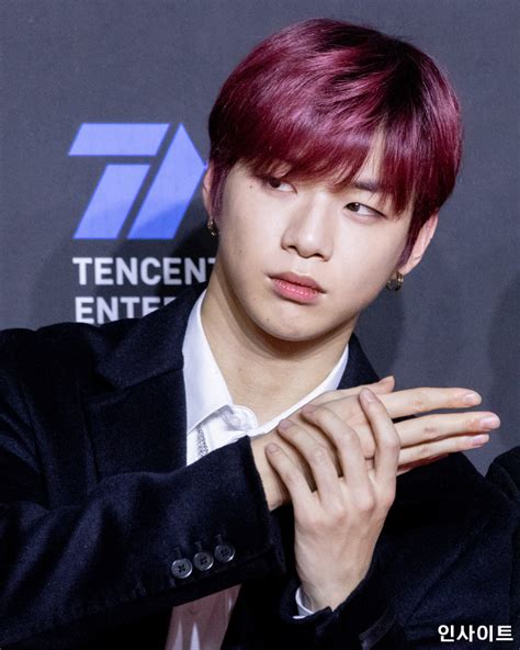 “꽃보다 예뻐”2018 Mama서 생일 맞이한 워너원 강다니엘 인사이트