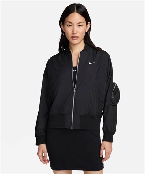 Nike（ナイキ）の「ナイキ スポーツウェア エッセンシャル ウィメンズ オーバーサイズド ボンバー ジャケット Nike