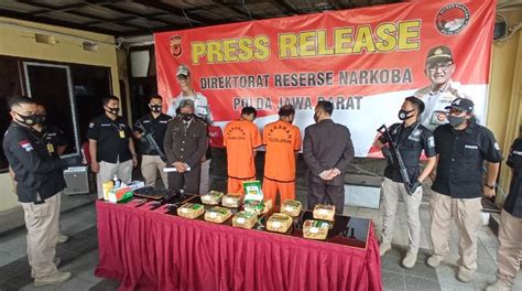 Sembunyikan Sabu Di Ban Serep Truk 2 Kurir Narkoba Ditangkap Polisi