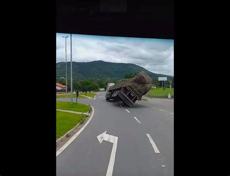 Vídeo mostra momento em que carreta tomba na BR 470 Rede Web TV