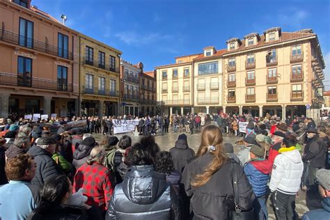 Cientos De Personas Se Concentran En La Plaza Mayor De Astorga Contra