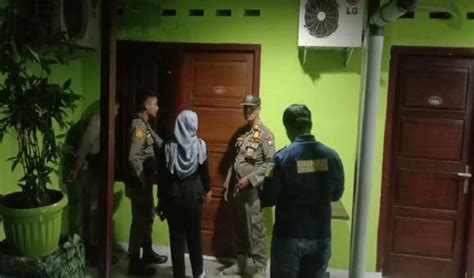 5 Pria Dan 3 Gadis Di Dalam 1 Kamar Tak Berkutik Digerebek Polisi