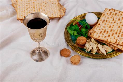 Um P O Judaico Do Matzah Vinho Conceito Do Feriado Da P Scoa