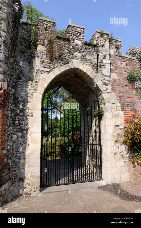 The early 14th Century Postern Gate at Hertford Castle Stock Photo - Alamy