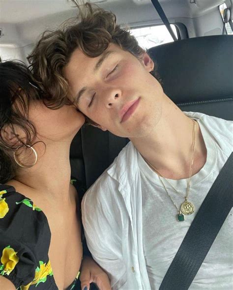 Camila Cabello E Shawn Mendes S O Apanhados Aos Beijos