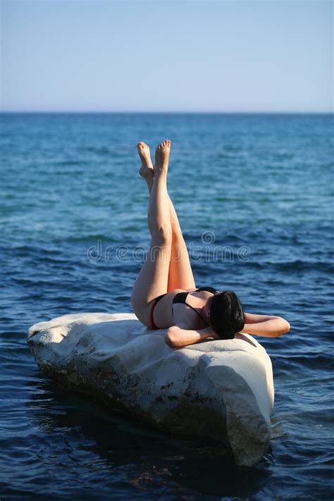 Joven Caucásica Mujer Tumbada Y Soleada En La Roca En El Mar Con Las