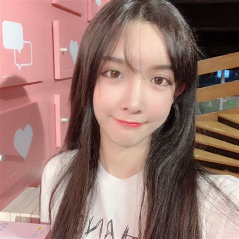 Hot girl tắt nhầm filter khi livestream để lộ nhan sắc thật Xinh đẹp chưa bàn nhưng trông khác quá