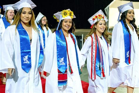 Federal Way High School Class Of 2017 Graduates Federal Way Mirror