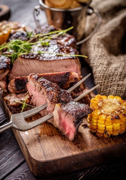 Filete A La Plancha En Rodajas Sobre Una Tabla Para Cortar Foto Premium