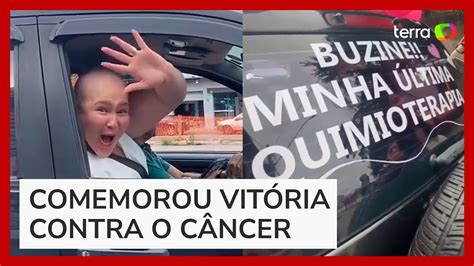 Mulher faz carreata para comemorar última sessão de quimioterapia no