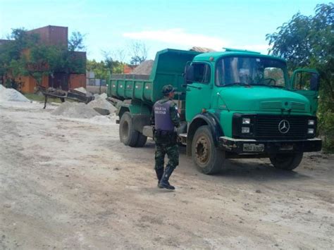 Pol Cia Flagra A Explora O Ilegal De Recursos Minerais Em Vila Velha