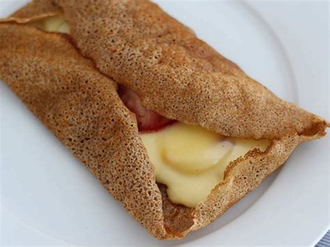 Crepe De Trigo Sarraceno Cebola Queijo Batata E Salame