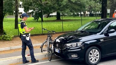 Urtato Da Un Auto Mentre Attraversa Ciclista Cade E Sbatte La Testa