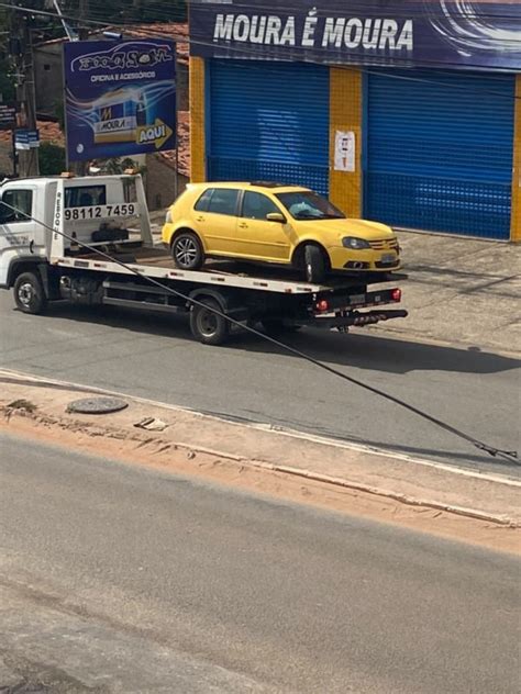 Carro Se Choca Contra Poste E Provoca Engarrafamento Quilom Trico Em