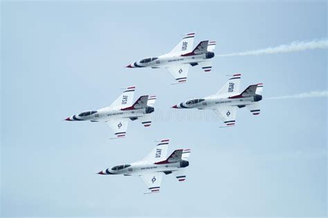 Six Thunderbird Jets In Formation Maneuvers Stock Photo - Image of crew, fighting: 15465814