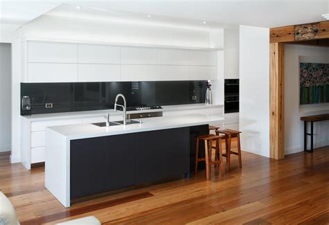 Black and white contemporary kitchen - Completehome