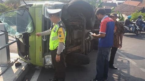 Truk Terguling Saat Melewati Tanjakan Menikung Di Sukodono Sidoarjo