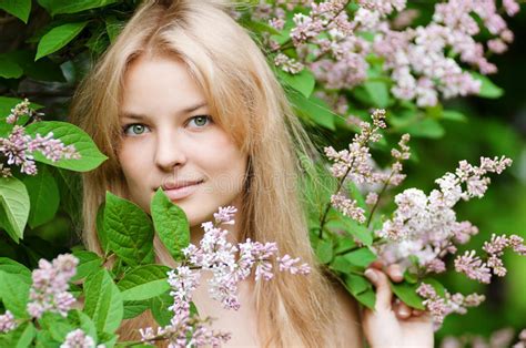 Mujer Con La Flor De La Lila En Cara Foto De Archivo Imagen De Humano