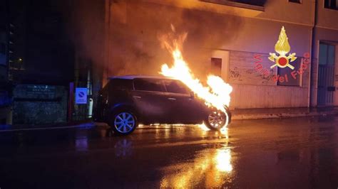 Calabria In Fiamme Nuovo Incendio Doloso Distrutta Una Macchina