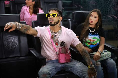 Anuel lanza flores al mar en gesto románctico a su novia Laury Saavedra