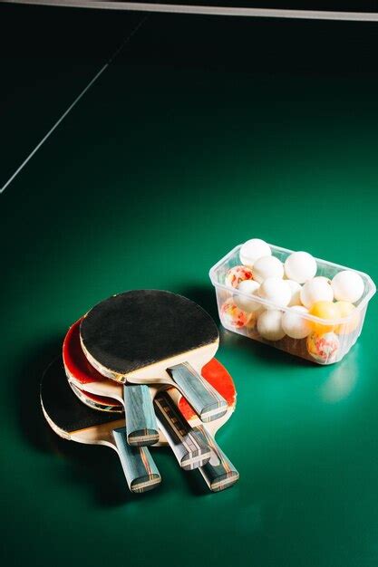 Foto De Estudio De Raquetas De Ping Pong Y Caja De Pelotas En La Mesa