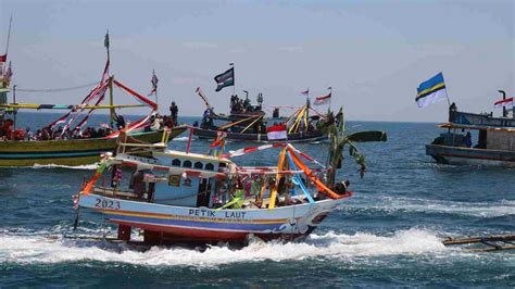 Bulan Shafar Nelayan Mayangan Sedekah Bumi Lewat Festival Petik Laut