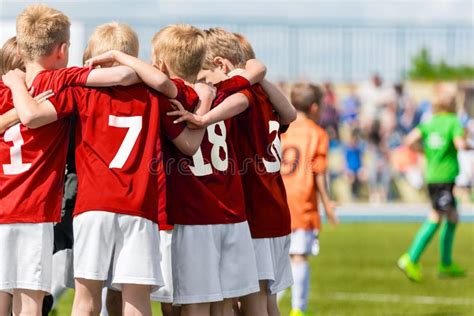 Equipe De Futebol Dos Meninos Academia Do Futebol Das Crian As